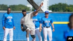 Aroldis Chapman entrenando con el equipo de FEPCUBE el 16 de enero de 2024 en Miami. (AP Photo/Lynne Sladky).