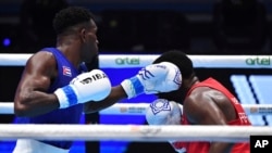 El pugilista cubano Yoenlis Hernández en combate contra el brasileño Wanderley Pereira el 13 de mayo de 2023 en Tashkent, Uzbekistán (AP Photo).