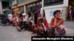 Un grupo de personas espera en una cola para comprar alimentos en una tienda de La Habana Vieja, el 3 de octubre de 2022. (Reuters/Alexandre Meneghini)