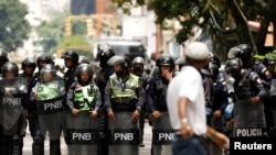 Fuerzas policiales de Venezuela, en Caracas, durante una protesta el 11 de agosto de 2022. (REUTERS/Leonardo Fernandez Viloria).