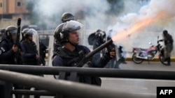 Un oficial de policía dispara gases lacrimógenos durante una protesta contra el gobierno de Nicolás Maduro en Caracas el 29 de julio de 2024, un día después de las elecciones presidenciales.