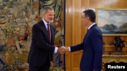 El rey Felipe de España saluda al primer ministro interino de España, Pedro Sánchez, antes de su reunión en el Palacio de Zarzuela en Madrid, España, el 3 de octubre de 2023. Juanjo Guillén/Pool vía REUTERS