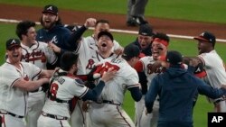 Los Bravos de Atlanta festejan la victoria sobre los Dodgers de Los Ángeles en el sexto juego de la Serie de Campeonato de la Liga Nacional. (AP Foto/John Bazemore)