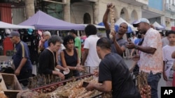 Se trata del pollo troceado, aceites comestibles (excepto el de oliva), leche en polvo, pastas alimenticias, salchichas y detergente en polvo / Foto: Ariel Ley (AP)