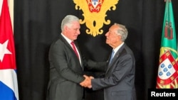 El dictador cubano Miguel Díaz-Canel y el gobernante de Portugal, Marcelo Rebelo de Sousa, en Lisboa el 14 de julio de 2023. (REUTERS/Miguel Pereira).