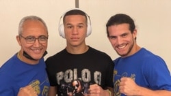 El cubano Frank Díaz (c) y su entrenador Jorge Rubio (i) antes de la victoria en Miami.