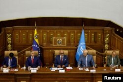 El presidente de la Asamblea Nacional de Venezuela, Jorge Rodríguez, habla junto al fiscal de la Corte Penal Internacional, Karim Khan, y al fiscal jefe de Venezuela, Tarek William Saab, en el Palacio Federal Legislativo, en Caracas, el 22 de abril de 2024.