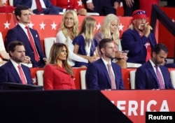 Melania Trump, Eric Trump, Donald Trump Jr., Vanessa Haydon, Hulk Hogan y el senador candidato a vicepresidente J.D. Vance (R-OH) en la Convención Nacional Republicana (RNC), en el Foro Fiserv en Milwaukee, Wisconsin, EE.UU. , 18 de julio de 2024. REUTERS/Jeenah Moon