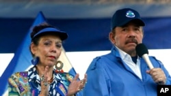 El presidente de Nicaragua, Daniel Ortega, y su esposa, la vicepresidenta Rosario Murillo, encabezan una manifestación en Managua. (AP/Alfredo Zuniga, Archivo)