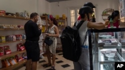 Las pequeñas bodegas privadas en Cuba han sido nombradas popularmente como mipymes. (AP/Ramón Espinosa).