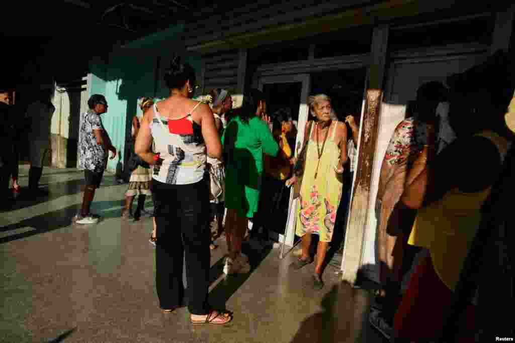 La gente espera fuera de un banco, en La Habana, Cuba, 4 de septiembre de 2024. REUTERS/Norlys Pérez