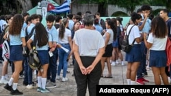 Entre los estudiantes cubanos se ha normalizado el uso de palabras obscenas, frecuentes en canciones de reguetón, hip hop y reparto. 