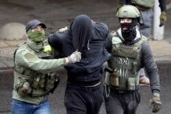 Manifestante arrestado por militares en Bielorrusia