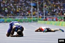 Kerron Clement (i) de EEUU celebra el oro junto a Yasmani Copello (d) de Turquía, bronce.