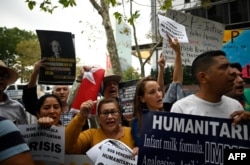 Partidarios de la oposición al chavismo protestan el 26 de septiembre frente a la sede de la ONU en Nueva York (Foto: Johannes EISELE/AFP).