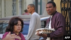 Un hombre vende huevos en una calle de La Habana. (Archivo)