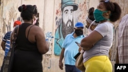 Mujeres salen a las calles a buscar alimentos para la familia en medio de los rigores de la pandemia. (Aldalberto Roque/AFP).