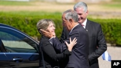 El presidente de Portugal Marcelo Rebelo de Sousa saluda a Lis Cuesta Peraza, esposa de Miguel Díaz-Canel, en Lisboa, Portugal, el 14 de julio de 2023. (AP Photo/Armando Franca)