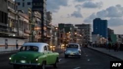 Autos americanos en el Malecón de La Habana. Los vecinos del edificio ubicado en Manrique entre Malecón y San Lázaro dijeron que la entrada de agua por Malecón quedó clausurada por los restaurantes Café Neruda y La Abadía.