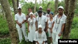 Donaida Pérez Paseiro (adelante en el centro) y Loreto Hernández García (al fondo a la derecha), con otros miembros de la Asociación Yorubas Libres de Cuba. Ambos han sido declarados prisioneros de conciencia por Amnistía Internacional. (Facebook).