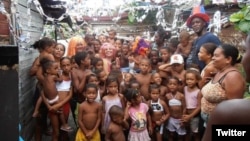 ARCHIVO Juan Antonio Madrazo Luna, líder del CCIR, durante un evento con niños en una comunidad vulnerable en La Habana, Cuba. (Twitter/@madrazolunacir)