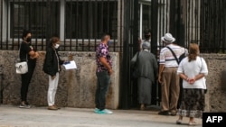 Cubanos hacen fila frente a la Embajada de EEUU en La Habana, el 2 de marzo de 2022. (YAMIL LAGE / AFP).