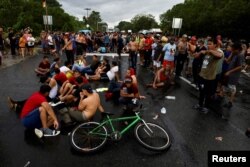 Migrantes realizan una protesta bloqueando una carretera exigiendo a las autoridades libre tránsito por México mientras intentan llegar a la frontera con Estados Unidos, en Huixtla, México 6 de noviembre de 2023. REUTERS/Jose Torres