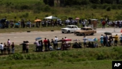 Un viejo Lada y un Moskvitch en la carrera de San Nicolás de Bari, Cuba. (AP Photo/Ramon Espinosa)