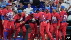 Equipo Cuba en el Clásico Mundial de Béisbol contra Estados Unidos, el domingo 19 de marzo de 2023, en Miami. (Foto AP/Marta Lavandier)