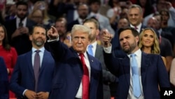 El candidato presidencial republicano, el expresidente Donald Trump, aparece con el candidato a vicepresidente JD Vance, republicano por Ohio, durante la Convención Nacional Republicana el lunes 15 de julio de 2024 en Milwaukee. (Foto AP/Paul Sancya).