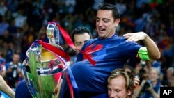 Xavi Hernández tras ganar el trofeo de la Champions League en junio de 2015. AP Photo/Luca Bruno, File