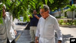 Pablo Beltrán, comandante del ELN que encabeza la mesa de diálogo con el gobierno de Gustabo Petro en La Habana, Cuba, durante un receso el 1 de mayo de 2023 (Foto AP / Ramon Espinosa)