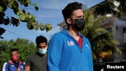 César Prieto (der.) frente a la Embajada de EEUU en La Habana, en Mayo de 2021. (REUTERS/Alexandre Meneghini)