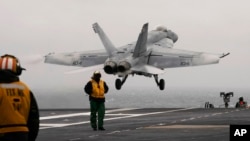 Un avión F/A-18 E despega del portaaviones USS Gerald R. Ford el 5 de octubre de 2022, cerca de la costa de Virginia. (AP Photo/Steve Helber, File)