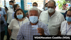 Un ciudadano nicaragüense en una convocatoria del tribunal electoral. [Foto: Houston Castillo, VOA]